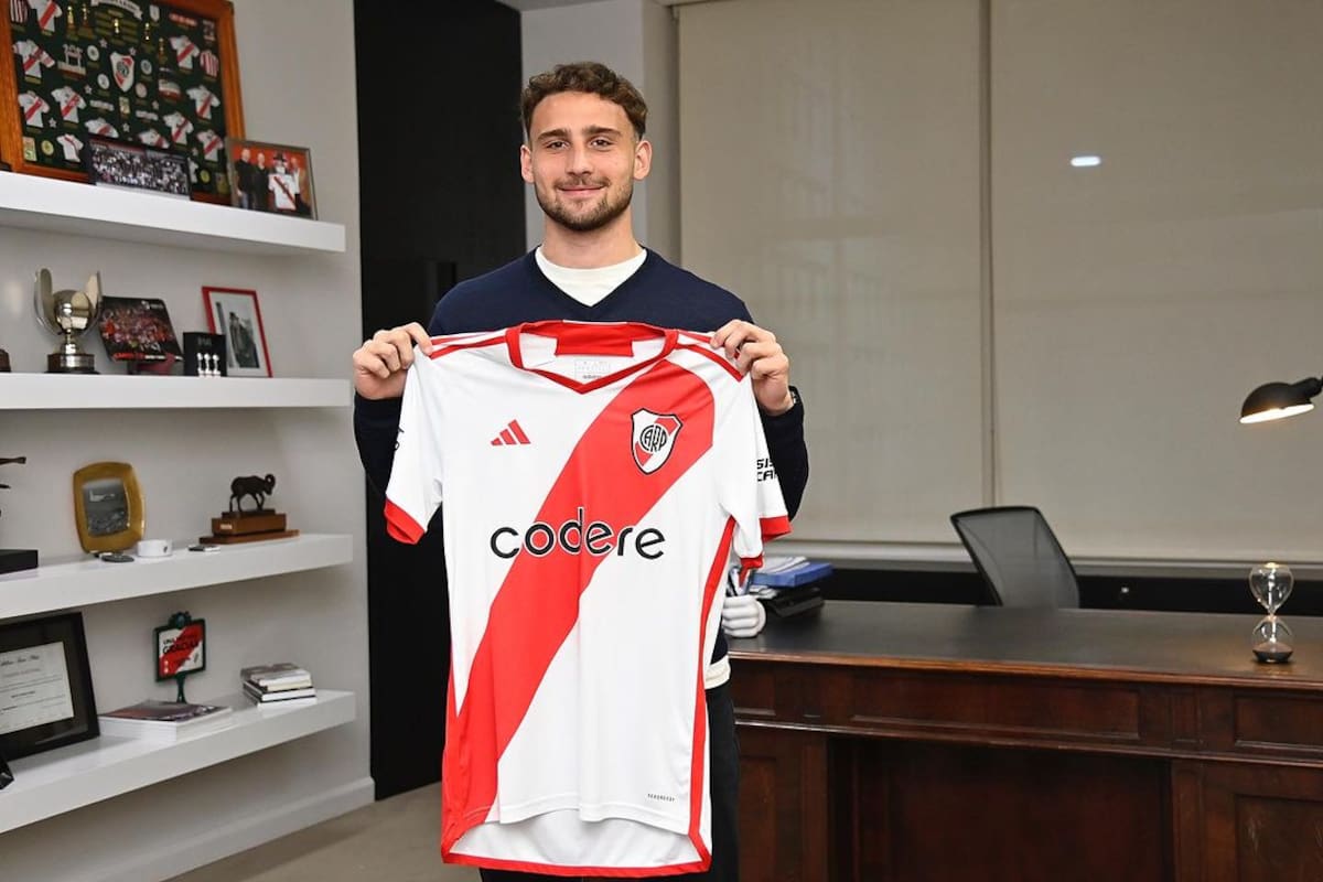 El uruguayo Sebastián Boselli, cuando fue presentado en River, a principios de 2024; el club millonario interrumpió su préstamo en Estudiantes para volver a contar con él