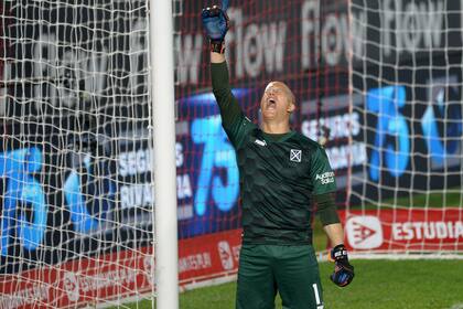 El uruguayo Sebastián Sosa rechazó dos tiros de Estudiantes en la resolución por penales y su llamativa racha en esas definiciones convirtió a Independiente en semifinalista de la Copa de la Liga Profesional.