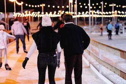 El U.S. National Whitewater Center presenta su amplia pista de hielo de 2200 metros cuadrados, disponible hasta febrero
Ice Skating January '23 - Samuel Martin