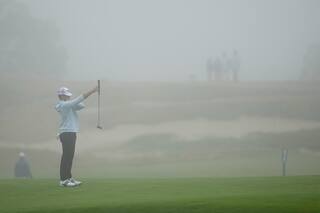 El US Open comienza lento y con niebla en Shinnecock Hills