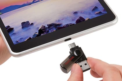 El USB-C, reversible, convive con el conector tipo A en el pendrive dual de Sandisk, en este caso junto a una tableta N1 de Nokia