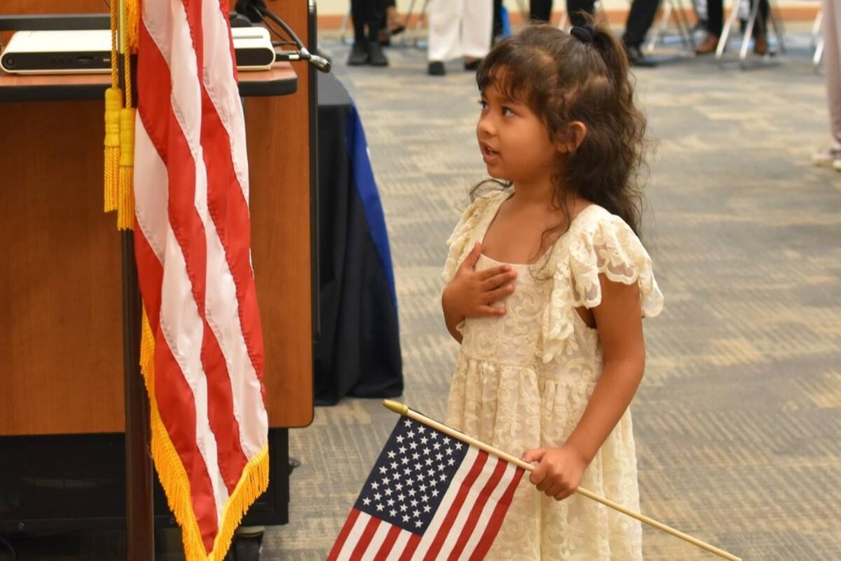 El Uscis actualizó las guías sobre la adquisición de la ciudadanía por parte de niños menores en respuesta a los comentarios del público