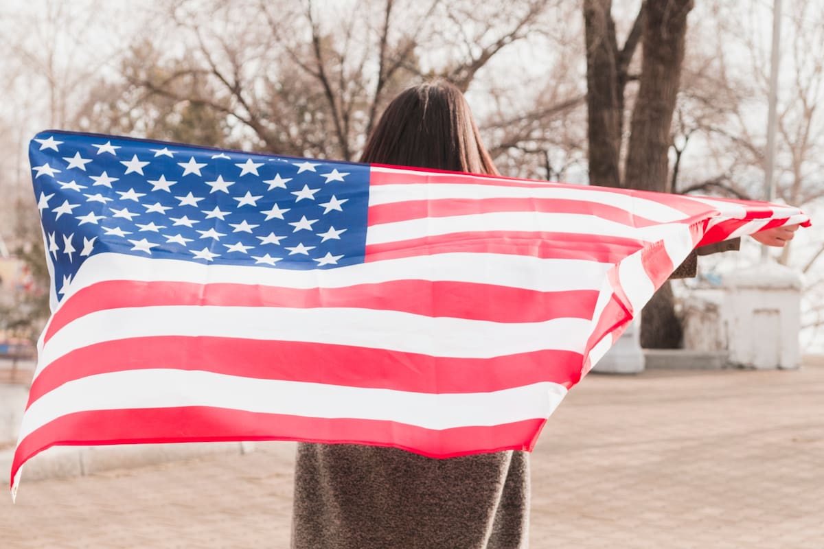 El Uscis advierte a los migrantes que viajar fuera de Estados Unidos puede tener graves consecuencias relacionadas con la inmigración