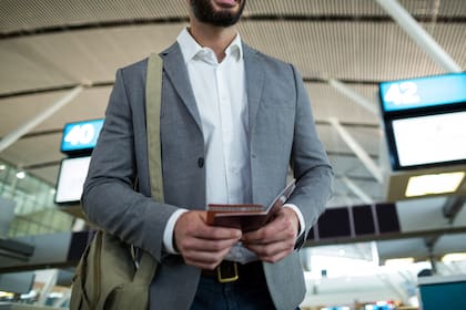 El Uscis advierte que aunque los viajes breves al extranjero no deben presentar ningún problema, el oficial en el puerto de entrada podría hacer una revisión de documentos