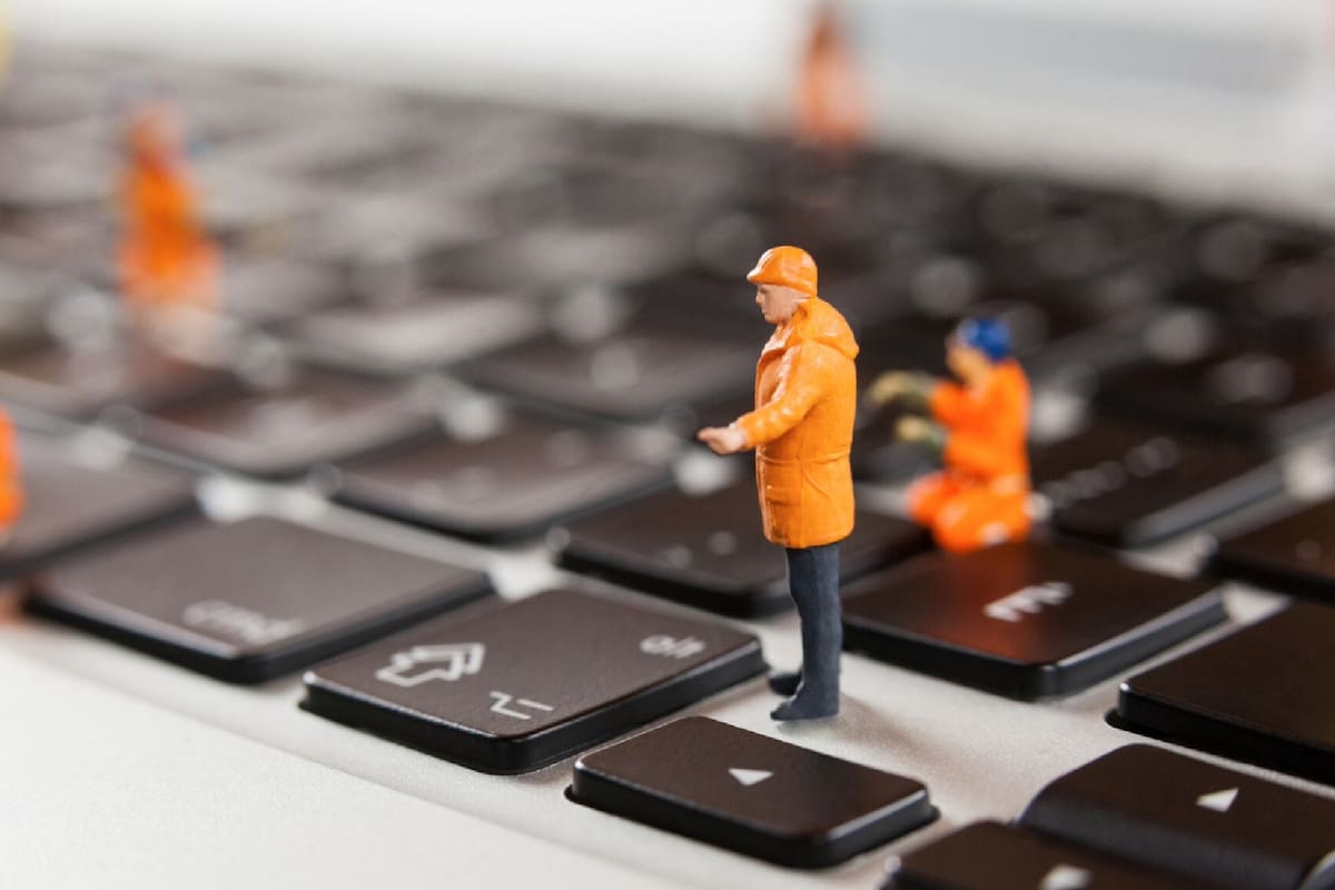 El Uscis advirtió de interrupciones en su servicio por mantenimiento