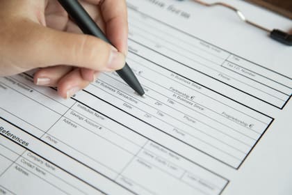 El Uscis ajustó las tarifas para los procesos de solicitudes de beneficios de inmigración y naturalización: la medida entró en vigor en abril de 2024