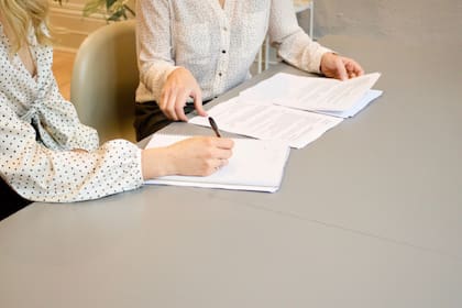 El Uscis busca que los solicitantes de ajustes de estatus puedan identificar más fácil si tienen carga pública que impida su proceso
