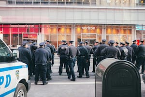 El Uscis colaboró con las autoridades de Nueva York en la investigación sobre dos acusados de organizar robos en tiendas para cometer fraudes de visas