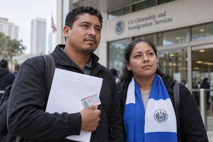 El Uscis confirmó que los permisos laborales continuarán vigentes hasta que se anuncie una decisión