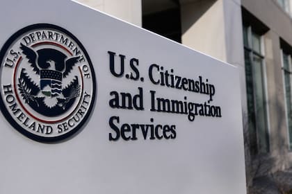 El Uscis deberá notificar con anticipación sobre la obligación de presentación electrónica para un trámite