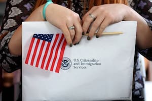 El Uscis detalla que a un grupo de extranjeros que puede obtener la ciudadanía más rápido