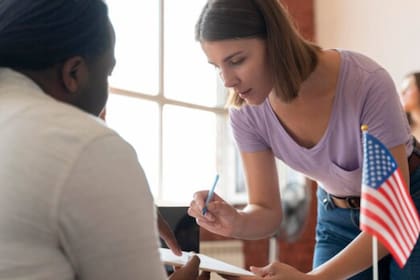 El Uscis explica que el sponsor deberá demostrar que su ingreso familiar es igual o mayor al 125% por sobre el nivel de pobreza federal