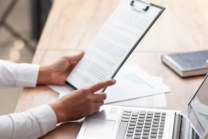 El Uscis indica cuáles son las exenciones de tarifas disponibles