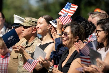 El Uscis permite iniciar la naturalización a los tres años para ciertos residentes permanentes legales