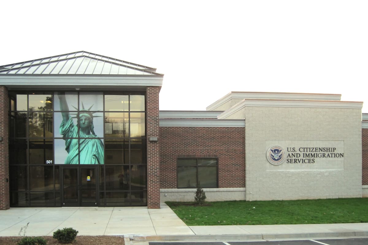 El Uscis proporciona servicios de naturalización y trámites para los inmigrantes