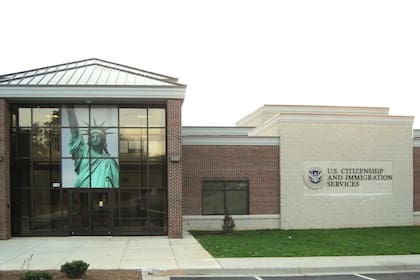 El Uscis proporciona servicios de naturalización y trámites de visas para los inmigrantes