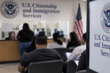 El Uscis proyecta una brecha de US$636 millones entre ingresos y desembolsos vinculados al N-400