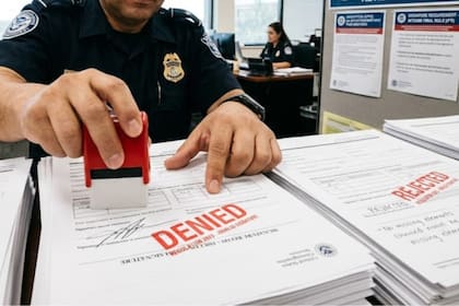 El Uscis puede rechazar o denegar el trámite por problemas con la firma incluso después de haberlo aceptado inicialmente para su procesamiento