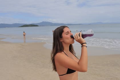 El uso de agua mineral embotellada previene el ingreso de toxinas al organismo