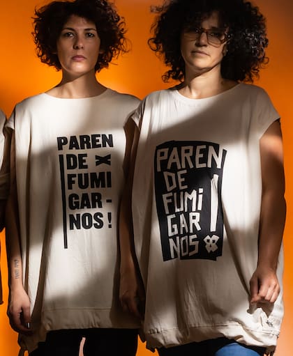 Vestuario que interpela. Remerones en algodón chaqueño libre de agrotóxicos de la coleccón Conciencia entretejida, del colectivo de diseñadoras Entretejidas; una propuesta similar se incluye en Origen, de Kalu Gryb.