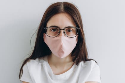 El uso de barbijo o tapabocas es obligatorio en casi todo el país para prevenir el contagio de coronavirus y muchos deben incorporar hábitos para acomodarlo a sus accesorios