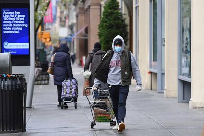 El uso de barbijos para circular pasó a ser una recomendación del alcalde de Nueva York, Bill de Blasio