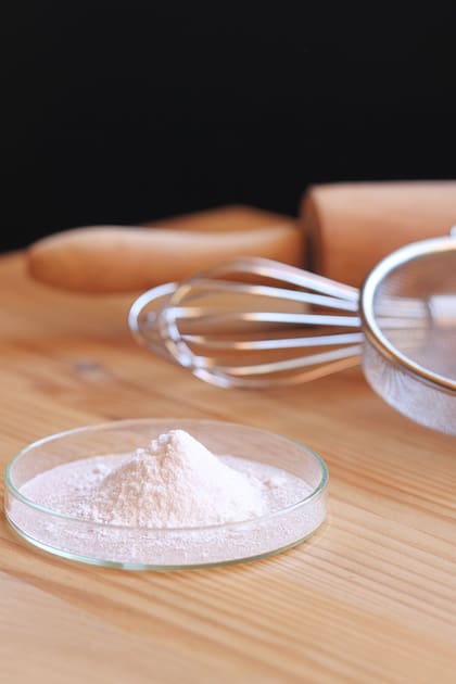 El uso de bicarbonato de sodio con yogurt o jugo de limón puede crear una levadura para esponjar los pasteles, bizcochos, cupcakes y cualquier otro tipo de pan casero