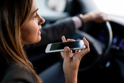 El uso de dispositivos de manos libres seguirá estando permitido, pero actividades como utilizar el teléfono para mandar mensajes de texto, navegar por las redes sociales o simplemente usar el GPS están prohibidas (Archivo)