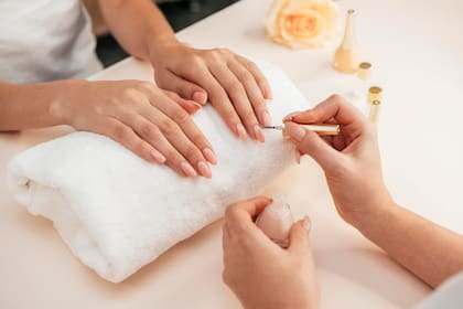 El uso de esmaltes agresivos puede ser otra causa de debilitación de las uñas