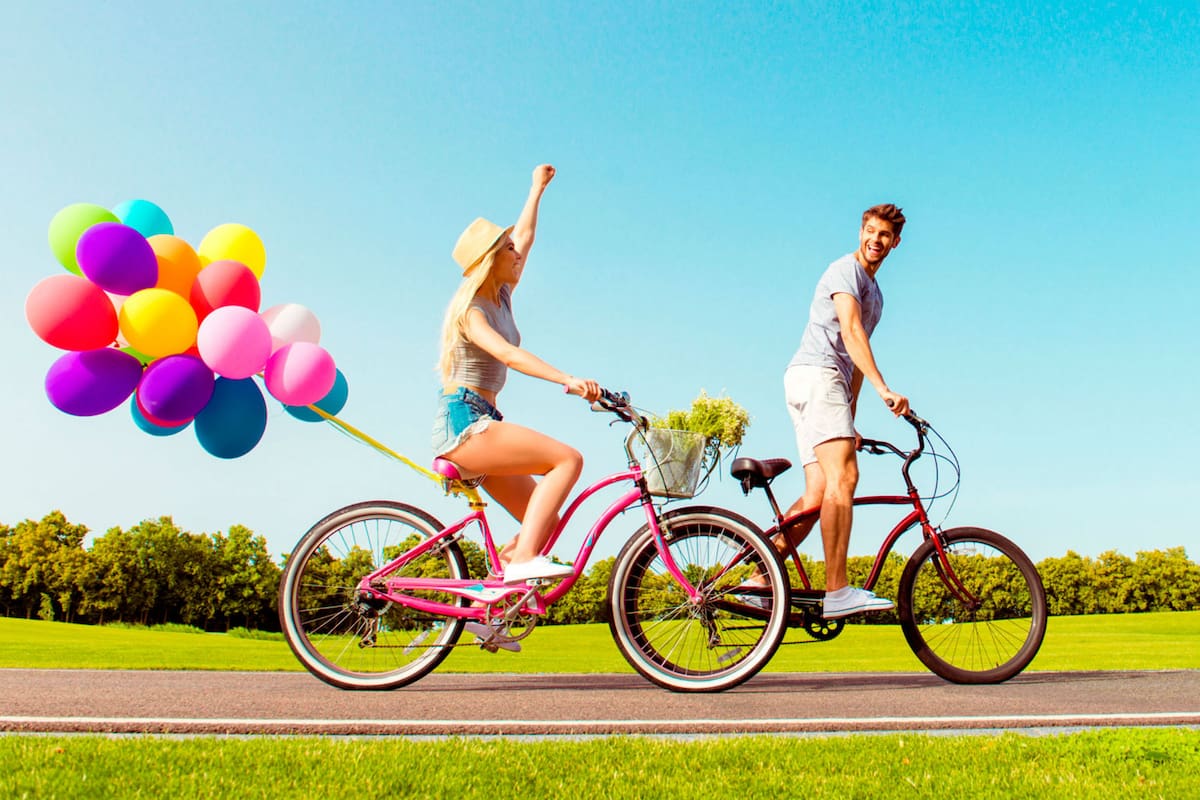 El uso de la bicicleta contribuye a bienestar de la salud y el medio ambiente. Fuente: Food and travel.