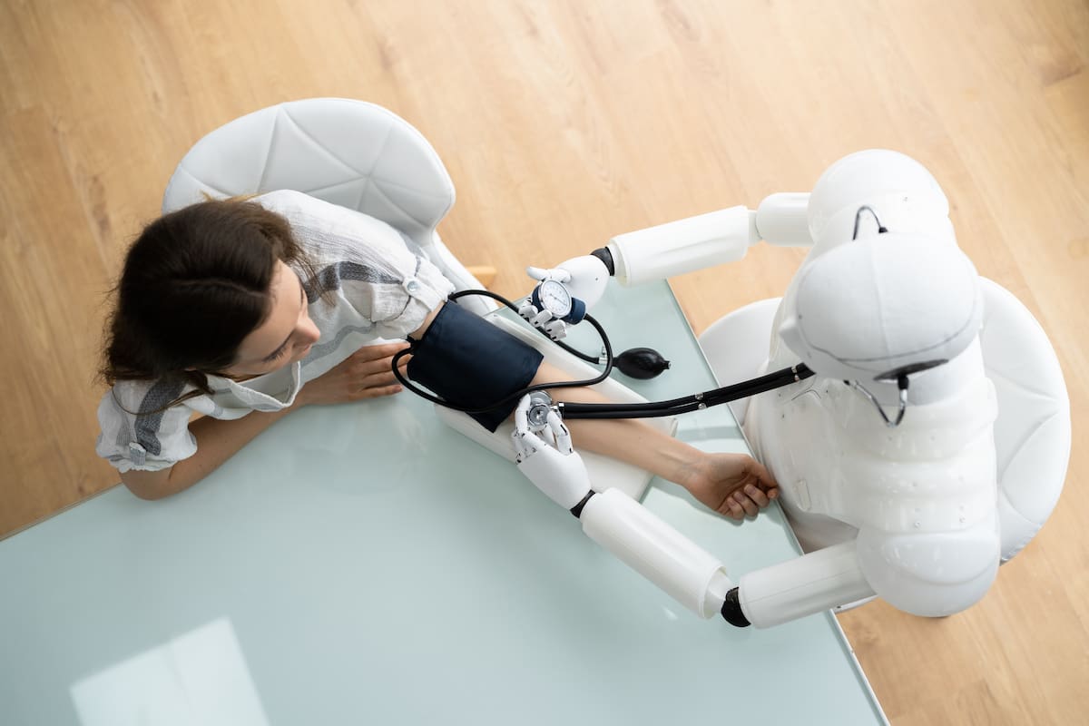 El uso de la inteligencia artificial (IA) en la atención médica también conlleva el riesgo de que los estereotipos raciales y de género existentes se vean reflejados en el contenido médico que genera