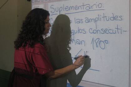 El uso de las computadoras portátiles en el aula se complementa con material de estudio adaptado al uso de pantallas y proyectores