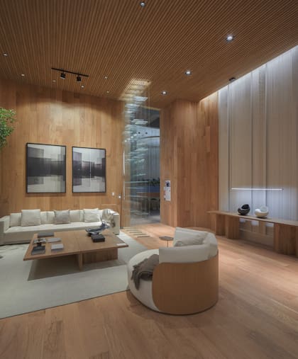 El uso de madera como el WOOD SLAT PANEL en techos, junto al ROBLE AMERICANO en piso y pared se amplía para elevar el diseño.