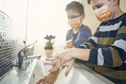 Unir los pasos para el lavado de manos a una canción conocida funciona bien, porque está probado que para incorporar un hábito nuevo sirve atarlo a uno viejo