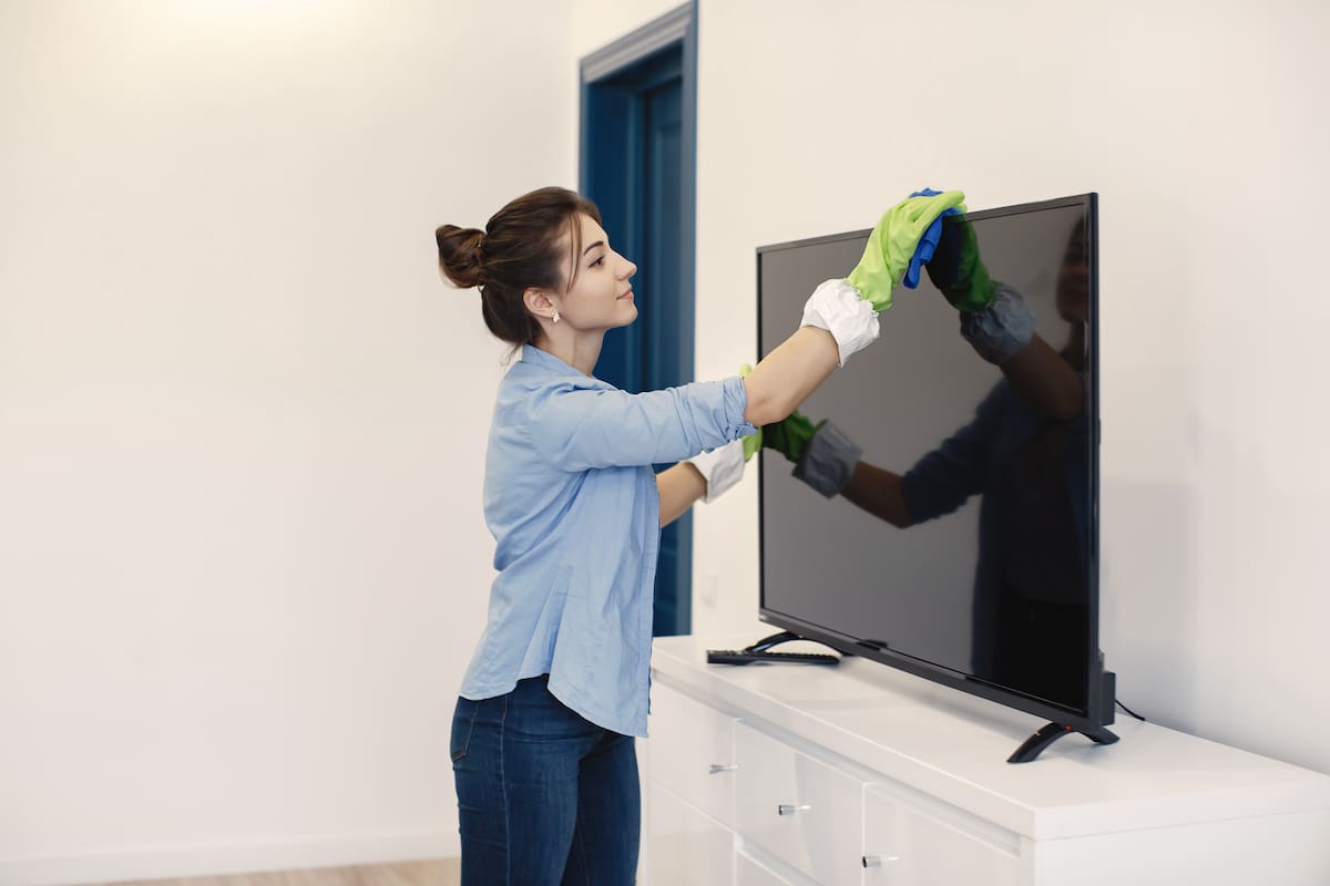 El uso de materiales inadecuados puede generar marcas irreparables en la pantalla del televisor
