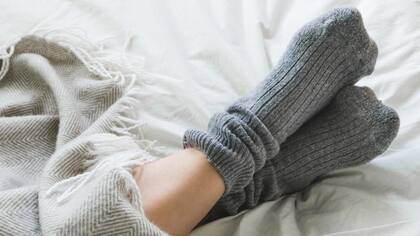 El uso de medias durante la noche actúa como una barrera emocional subconsciente que favorece la relajación y el sentido de protección