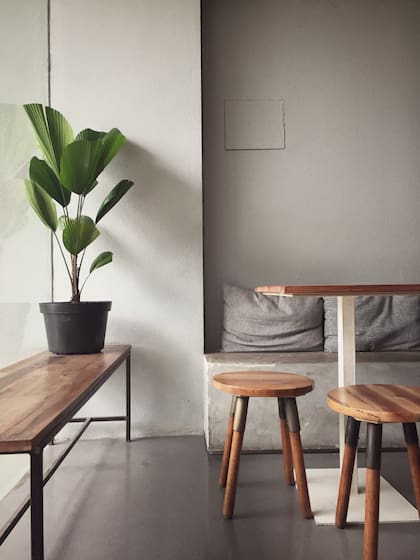 El uso de muebles con diseño modular puede ayudarte mucho. Este tipo de tendencias es especialmente útil en espacios pequeños