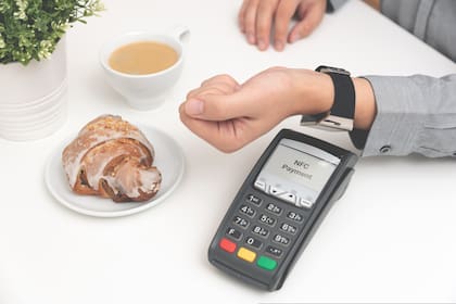 El uso de NFC, incluido en muchos relojes inteligentes y en las nuevas tarjetas de crédito, permite los pagos sin contacto
