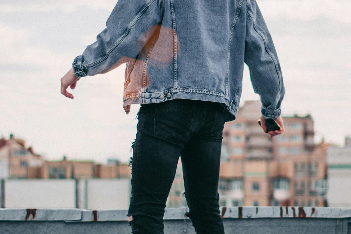 El uso de pantalones de jean entallados puede tener consecuencias a largo plazo (Foto ilustrativa: PEXELS)