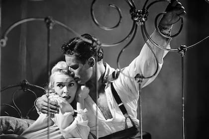 El uso de rejas y formas barrocas contribuye a crear una sensación de encierro y opresión alrededor de la pareja que interpretan Charlton Heston y Janet Leigh