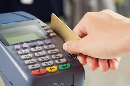 El uso de tarjetas de débito creció cinco veces más que el de las de crédito