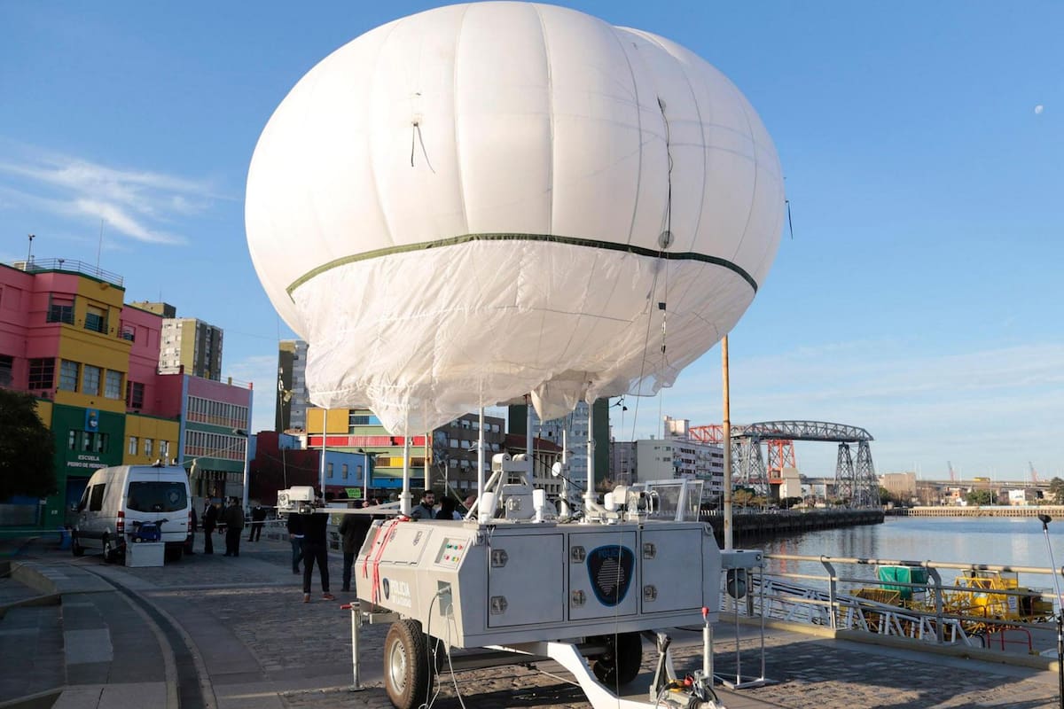 El uso de tecnologías de vigilancia aérea como drones y globos aerostáticos por parte de las fuerzas de seguridad se extiende cada vez más pero poco se sabe sobre cómo se utilizan los datos recolectados; cuáles son los potenciales riesgos para la privacidad de las personas y su impacto en el comport