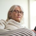 Asocian un uso activo del celular con un menor deterioro cognitivo en personas mayores