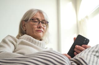 Asocian un uso activo del celular con un menor deterioro cognitivo en personas mayores