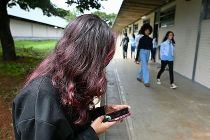 El uso de teléfonos celulares en las aulas se ha convertido en una fuente de distracción para muchos estudiantes en América Latina, lo que ha llevado a expertos a pedir una regulación más estricta.