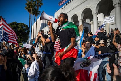 El uso de tropas para redadas migratorias por el gobierno de Trump enfrenta desafío en la corte