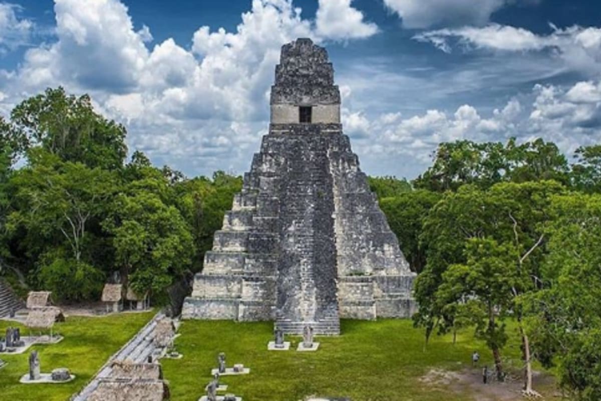 El uso de un pigmento tóxico para decorar los edificios de la ciudad de Tikal contaminó los depósitos de agua. La población comenzó a enfermarse y a morirse. Fue el principio del éxodo masivo que se produjo en el siglo IX