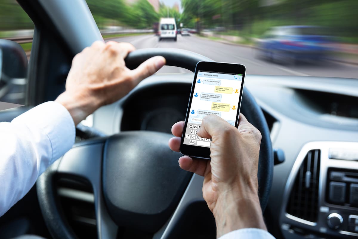 El uso del celular al volante es una de las conductas de violencia vial que pueden ser denunciadas