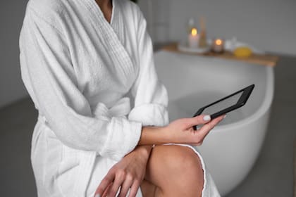 El uso del celular en el baño también implica un riesgo higiénico, porque las bacterias presentes en las heces pueden transferirse fácilmente de las manos al dispositivo al limpiarse