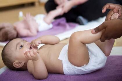 El uso del masajes para bebés se está popularizando en otros lugares y los padres pueden asistir a clases en muchos países